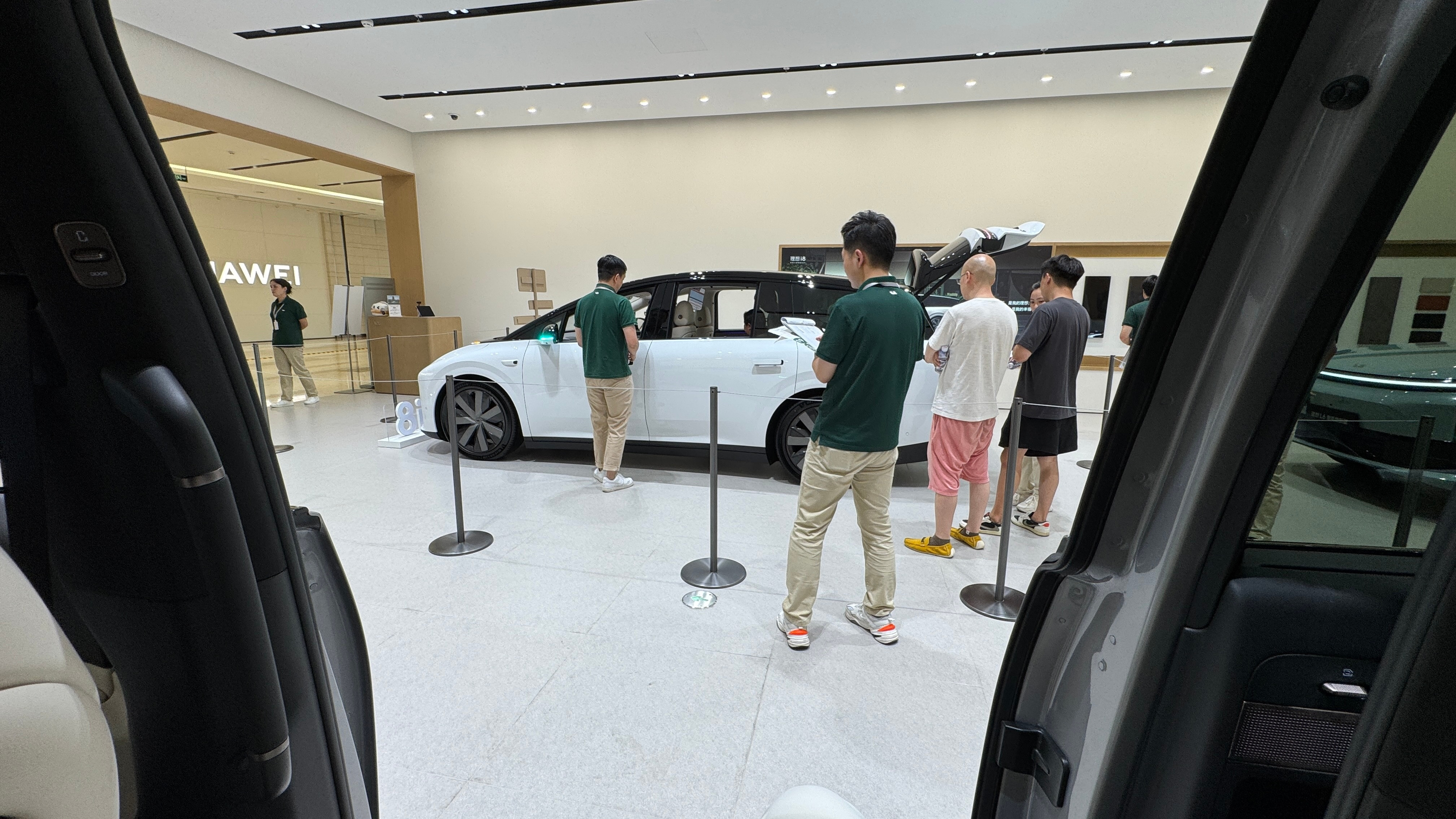 昨天去商场看理想i8确实排队了大概20分钟（因为是武汉首次亮相人确实不少）。我排