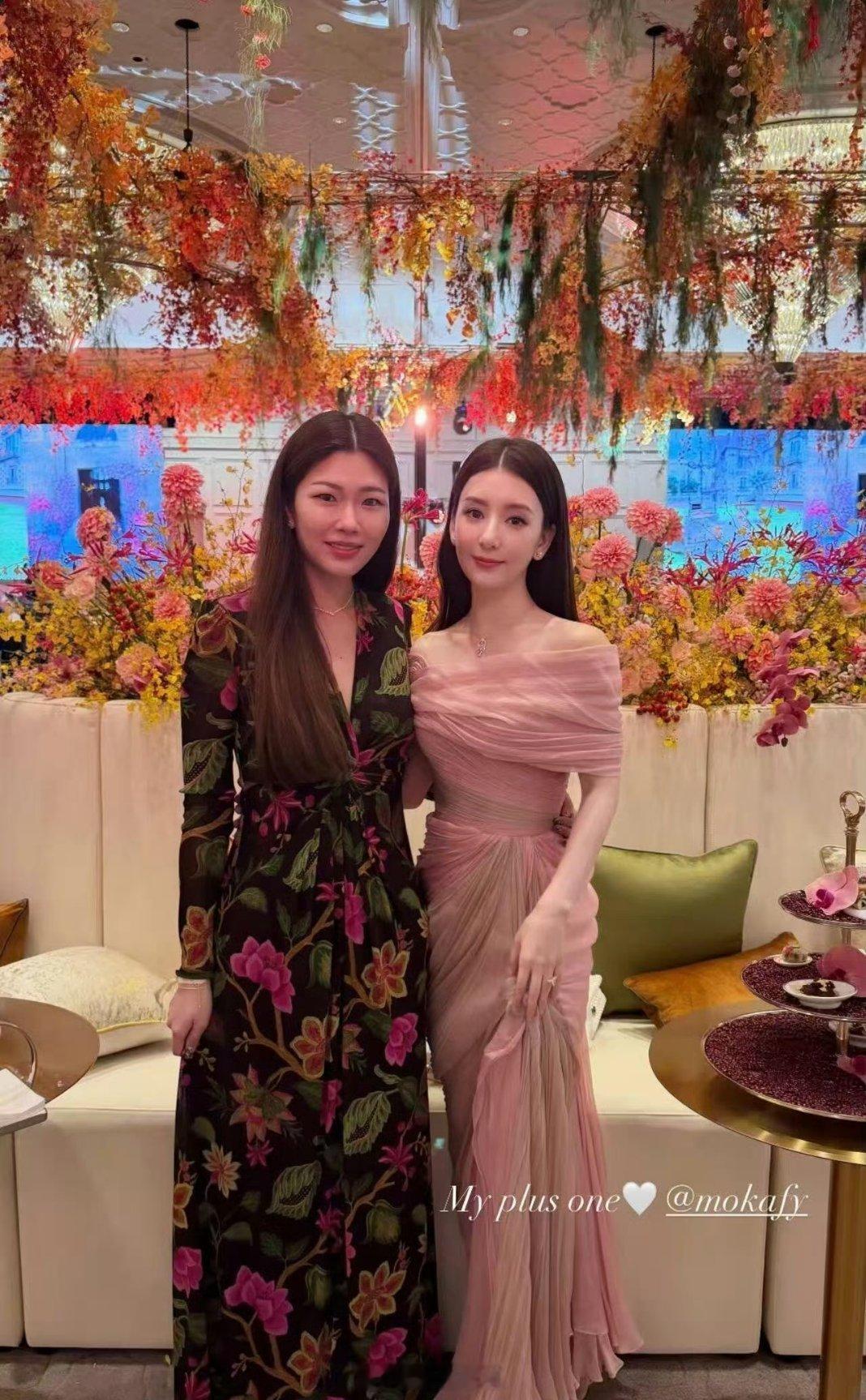 方媛与何猷君妈妈合照澳门答谢宴名场面！方媛受邀参加何猷君奚梦瑶的答谢宴，在现场和