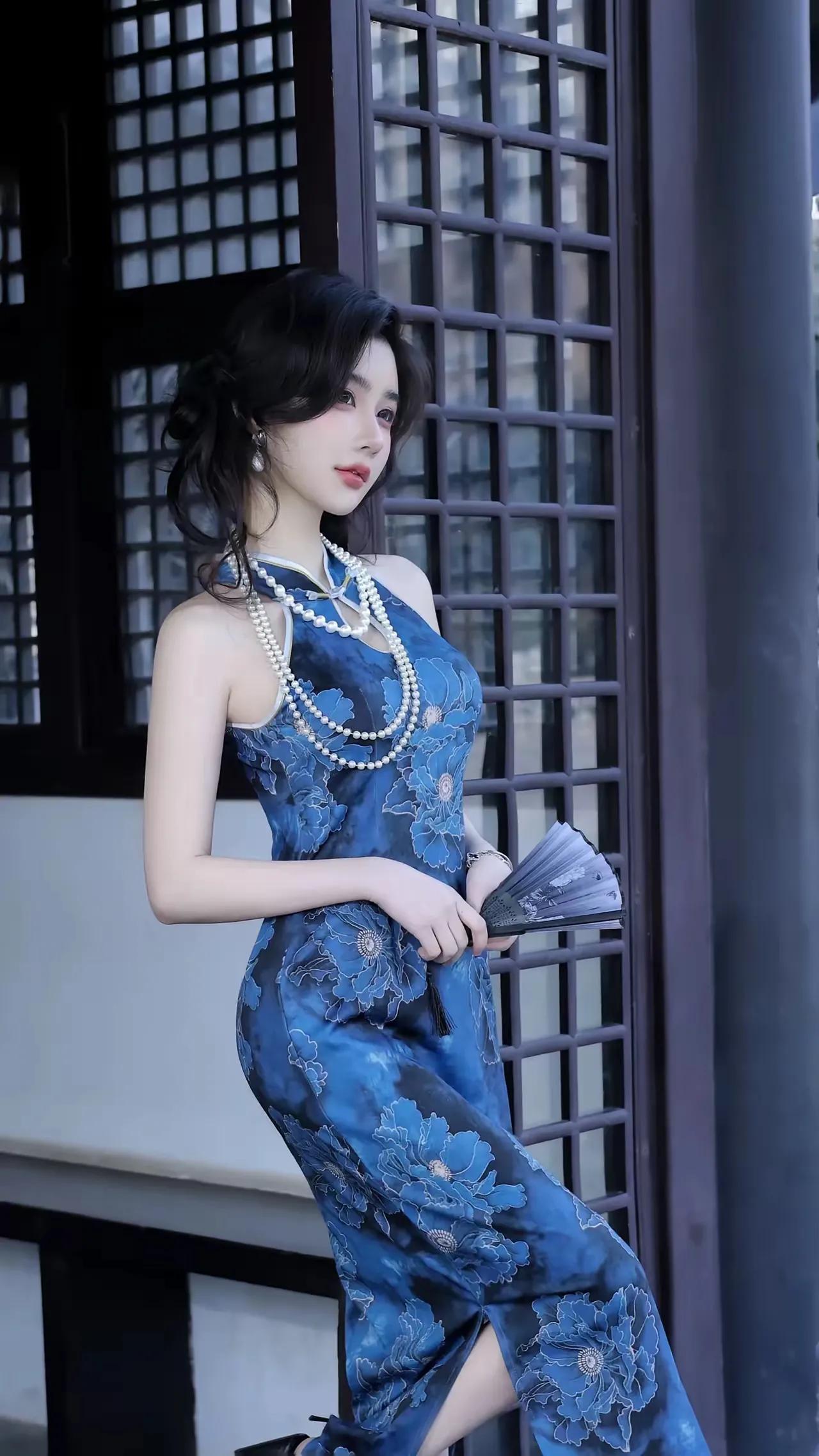 知名网红穿蓝色旗袍包裹曲线，庭院执扇摇曳复古风情