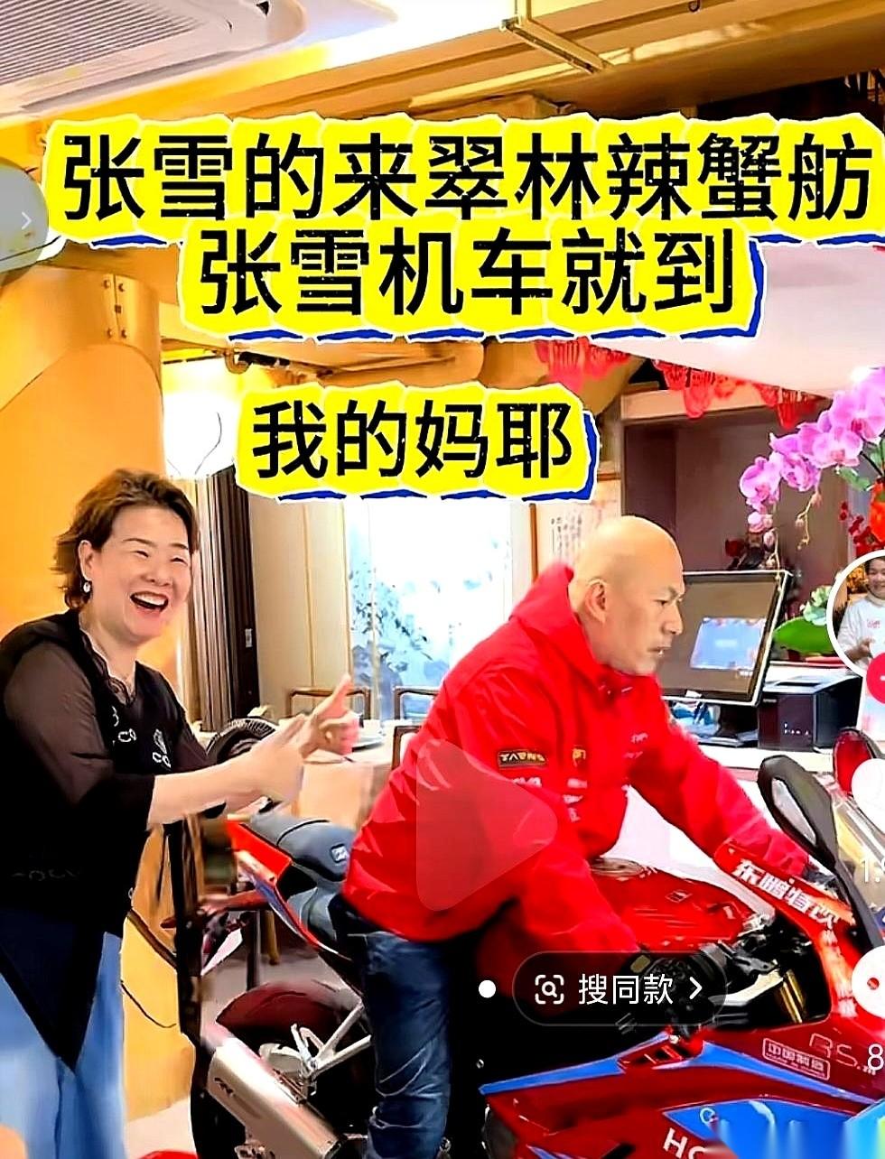 香港街头的一家餐厅里，出现了一幕极其反常的画面：寸土寸金的店堂正中间，没摆餐桌，
