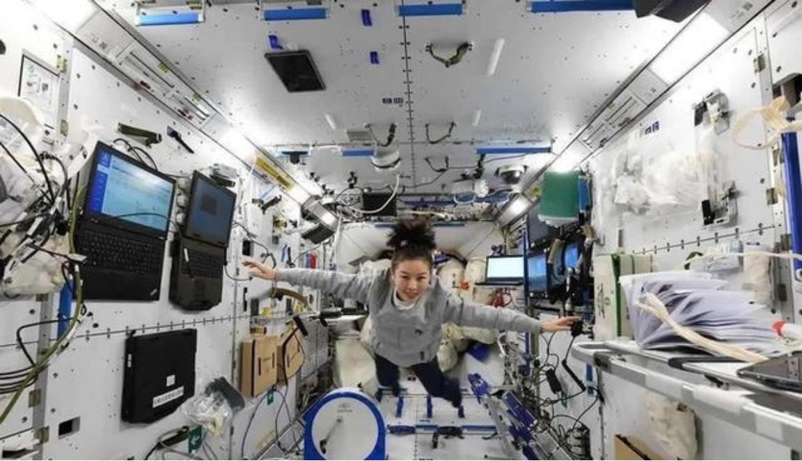 为什么中国的空间站好像每次只能上3个人，而国际空间站却能挤十几人？天宫空间站