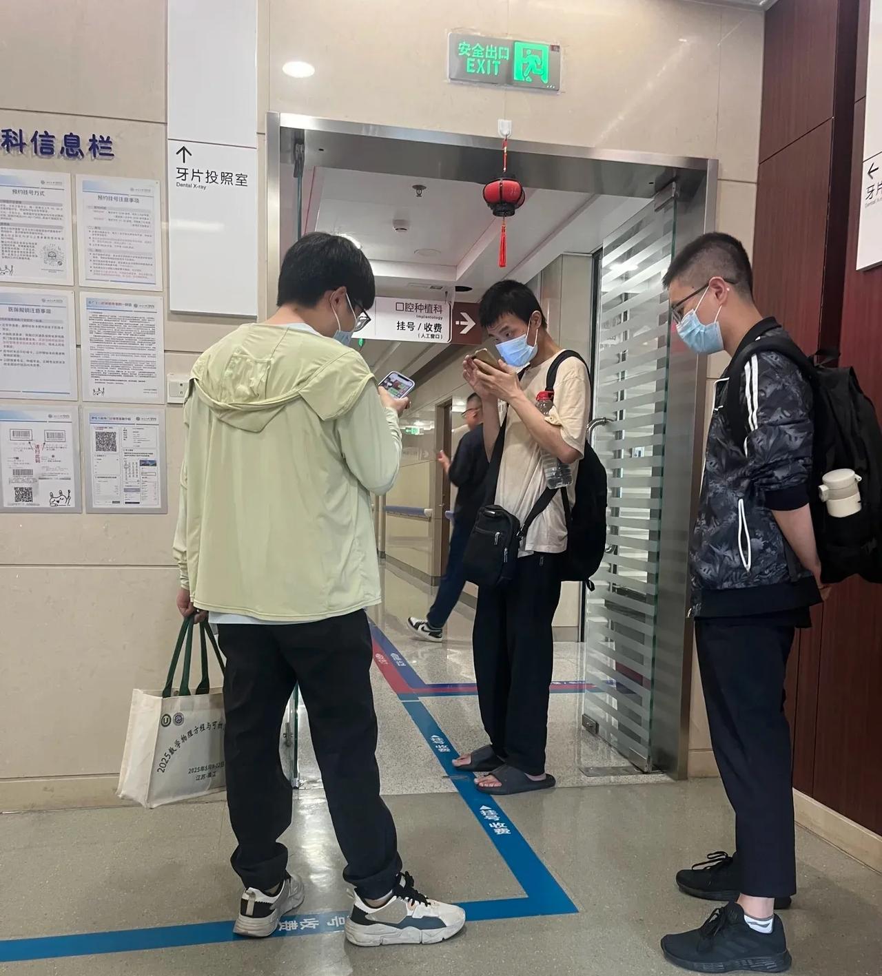韦神终于去看牙啦！有网友在某医院牙科偶遇北大“韦神”韦东奕，还有两人专人陪他去的