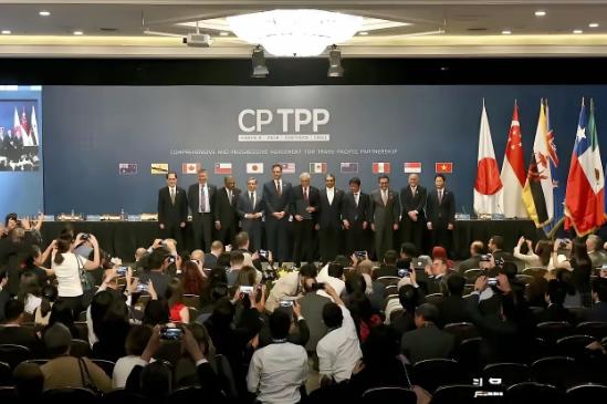 CPTPP的门框上贴满扩员标语，却独独把中国的敲门声滤成静音。日本最新表态里，每