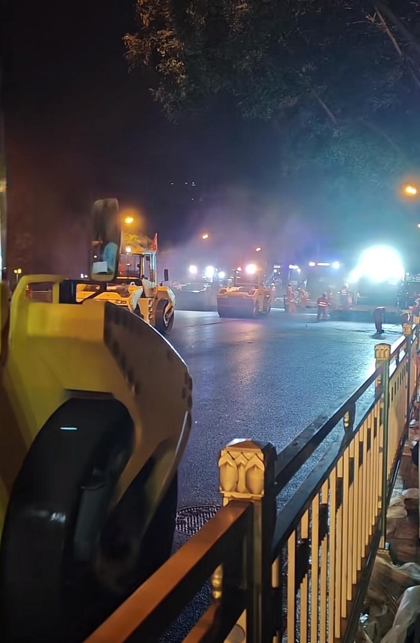 看看什么是速度，什么是基建狂魔，什么是大兵团作战，一夜之间长安街铺的展油活水，天