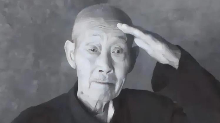 肖万世还是个排长，押送着十二名日本俘虏。这些俘虏可不是什么普通士兵，清一色军官