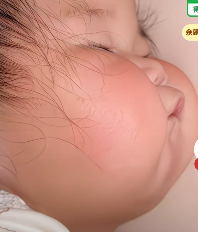 宝宝睡觉时把手放在脸上，结果万万没想到，把手拿开立马变成了蜡笔小新。网友说，原