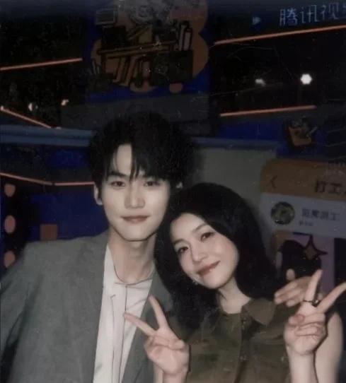 她撕掉“沈佳宜”标签的那场哭戏，单条播放破了5000万。镜头怼到脸上，你能看见