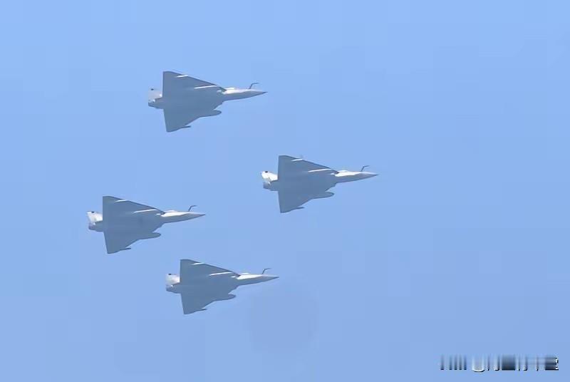 印度：近距离和中国造军机合影在2025年迪拜航展上，印度空军官员走进巴基斯坦