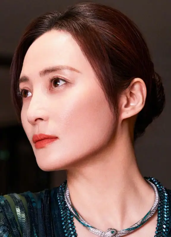 蒋勤勤真不愧是内娱熟女天花板！她的美是无美颜无滤镜的硬美，50岁仍能一眼惊艳众人