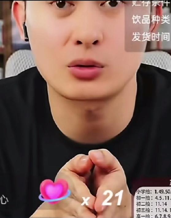 武亮老师说:穿了一身黑，让我怎么幽默呢？我幽默不起来！说着就哽咽了，摸了把眼泪