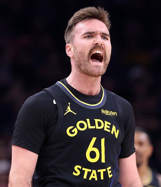 在斯蒂芬·库里连续缺阵的11场比赛中，谁是勇士队内得分王次数最多的球员?答案是