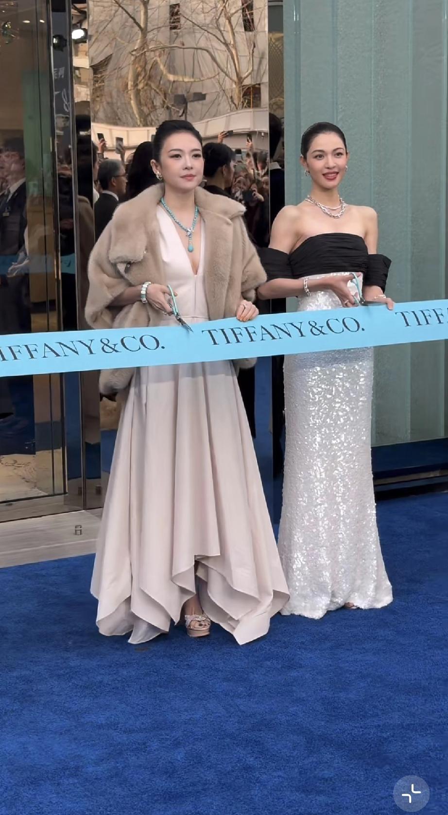 章子怡压轴出场拼性感，双腮明显嘴是歪的，脸上粉底不均匀，网友直呼，化妆师可以辞退