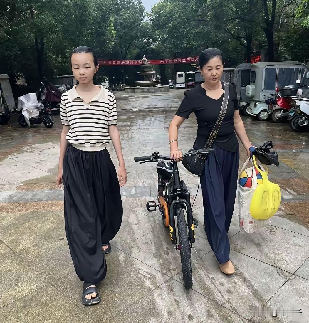 郭威的女儿都长成大姑娘了，和她妈并肩高。比姥姥高一头，那双眼睛和奶奶许敏很像。这