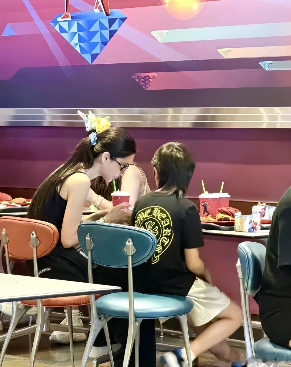 Angelababy带儿子会友Baby带着小海绵与朋友一起到商场逛街，她打扮低调