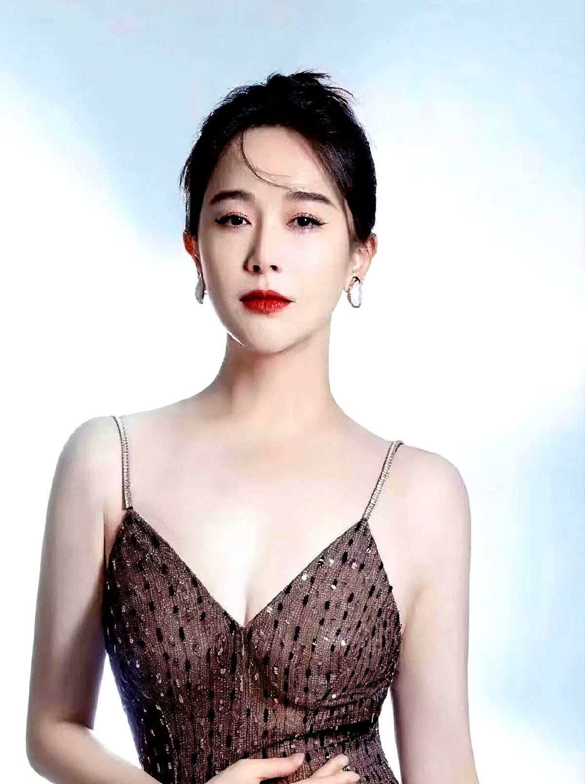 左小青这个人，完全经不起细究，因为一查你会发现，她的美貌