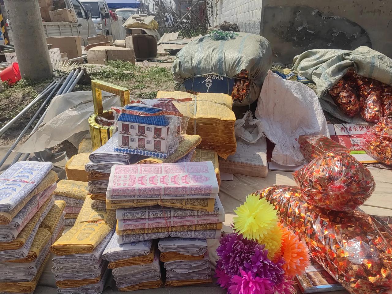 在我们河间有个风俗，出了嫁的闺女要是给父母上坟烧低，必须要赶在清明节之前。家里