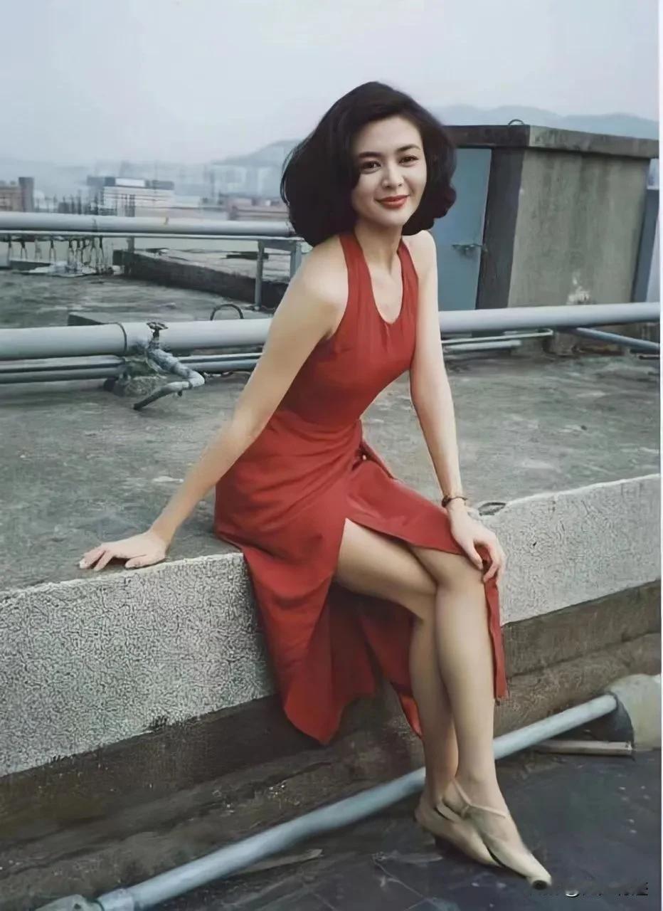 真正的大美人，没有几个是骨瘦如柴的，都是骨丰肉满，亦如关之琳，王祖贤，钟楚红，钟