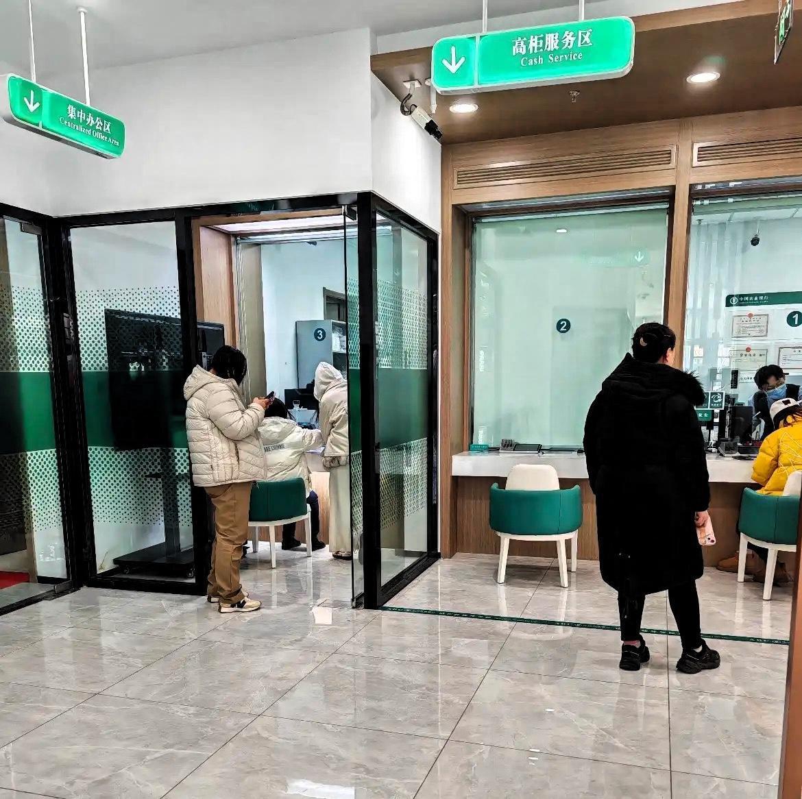 银行存款这波操作真让人看不懂！婆婆35万5年定期到期，去转存时直接傻了眼——以前