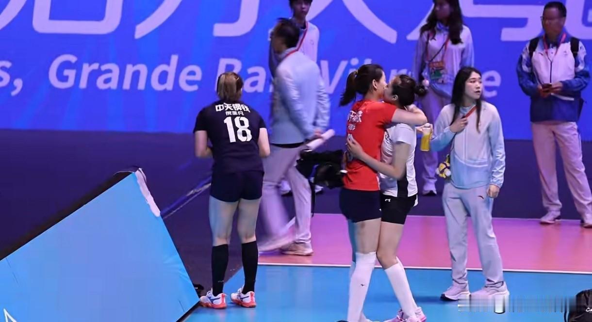 31岁的刁琳宇与35岁的丁霞在苏辽女排大战后紧紧相拥。两位身经百战的老将如今都是