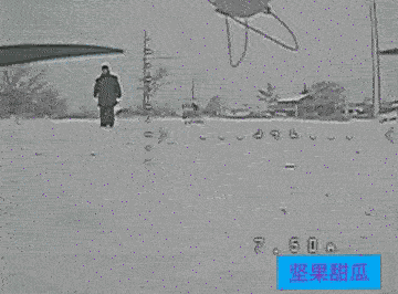 歪打正着。康斯坦丁诺夫卡，俄军一架光纤FPV在雪地伏击，附近居民看见了，甚至对它