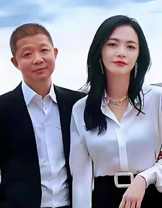 姚晨官宣离婚后首次公开亮相状态沉稳，还刚辟谣了和侯雯元的离谱绯闻。她曾因和凌潇肃