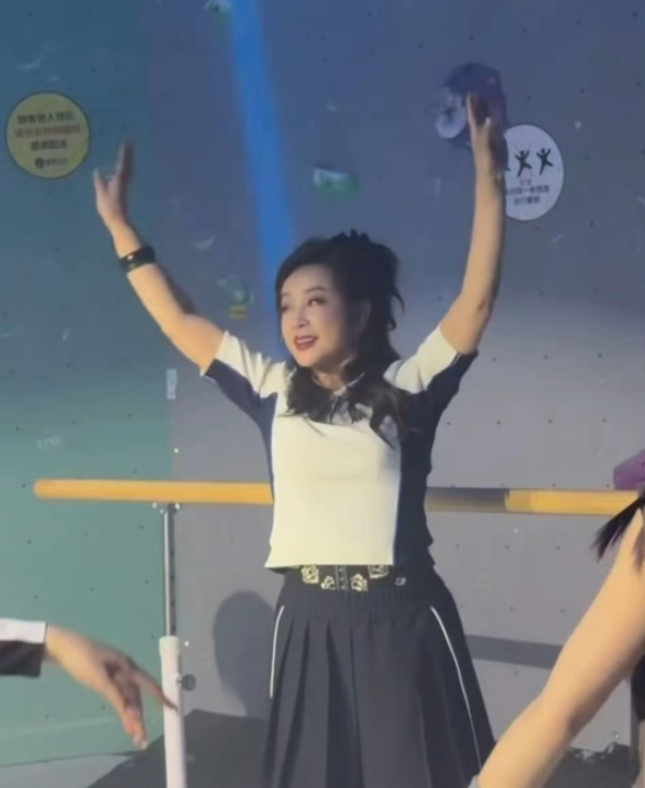 75岁的刘晓庆冲上了热搜这一次不仅是娱乐圈，就连许多网友都不得不佩服起了刘晓庆