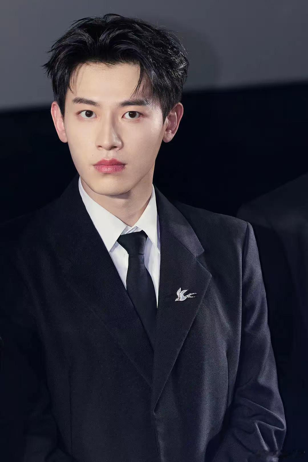 人类至今未知几个平台为什么疯狂爱上了这款单眼皮or内双的小厮脸。五个男的图片混发