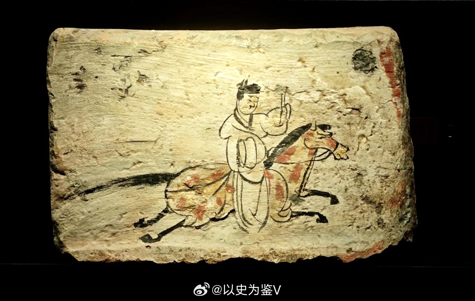古代邮递员最重要的是啥？在甘肃河西地区出土的魏晋墓群画像砖上，有一个当时的邮递员
