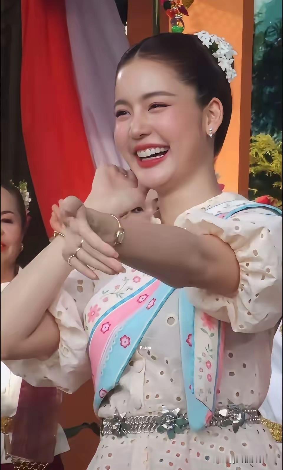 年轻就是资本，看那满脸的胶原蛋白，看那甜美灿烂的笑容，美不需要浓妆艳抹...