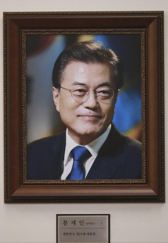 文在寅卸任回乡养老，每月1400万韩元退休金、65名警卫全天候值守、自费建房种菜