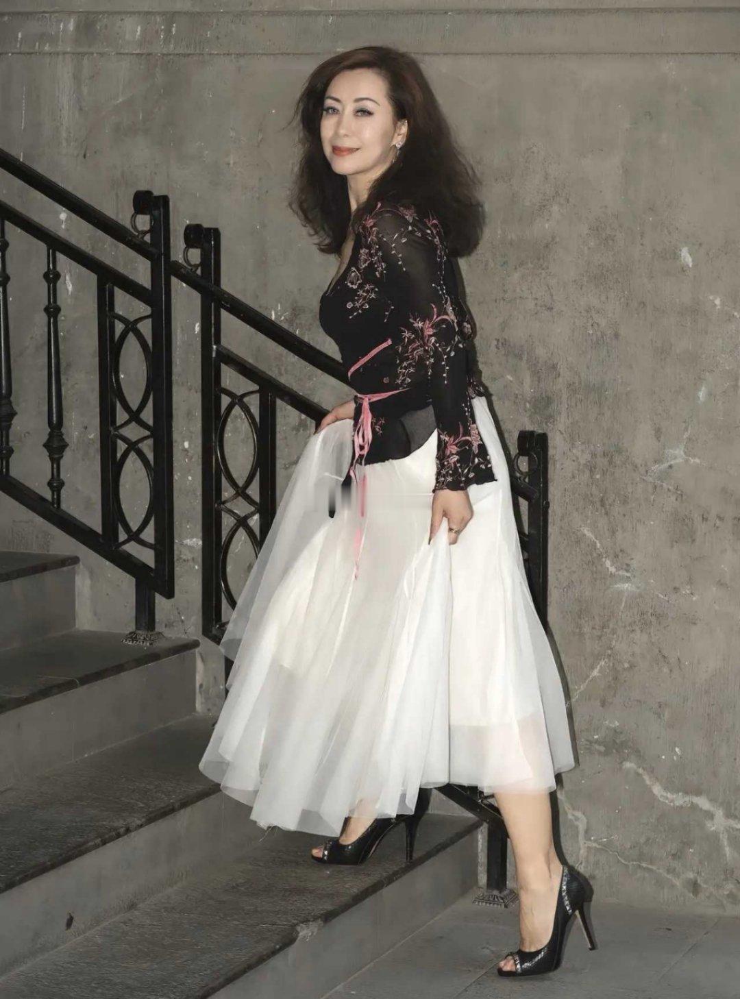 这应该是刘晓庆追求的状态吧，对岁月不败美人有了新认知。