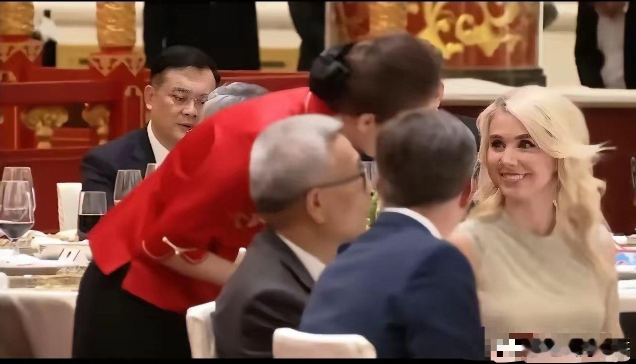 昨晚高端欢迎晚宴上，一位金发美女瞬间刷屏全网。气质优雅大方，举止从容得体，站在人