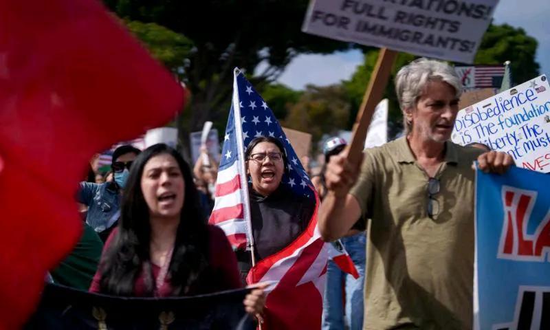 美国移民局突袭加利福尼亚州一家农场时，一名农场工人受伤身亡。这次突袭导致200名