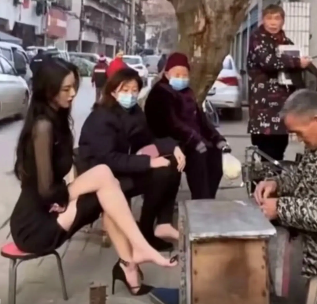 这种情况，旁边大妈心里在想什么?