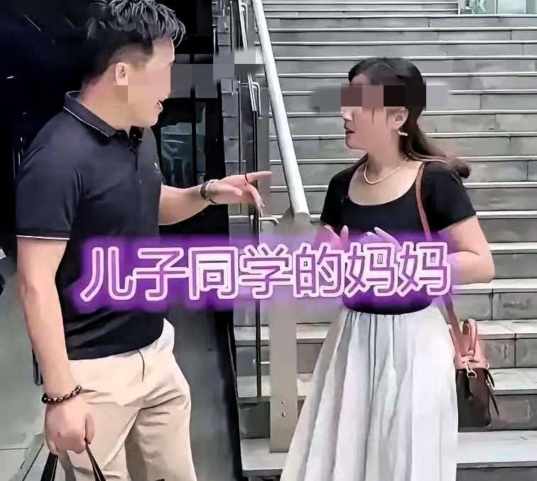 四川成都一处市民广场，男子准时赴约相亲，抬头看见对面的人当场愣住。面前的女子看着