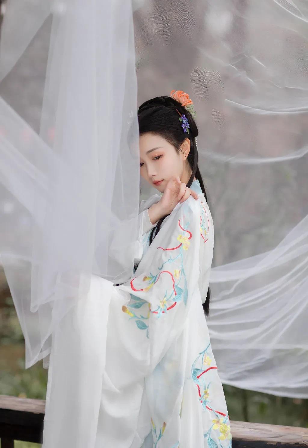 笑话：办公室里小王闹辞职，同事苦劝：“别冲动，工作不好找！”小王：“我干不下去了
