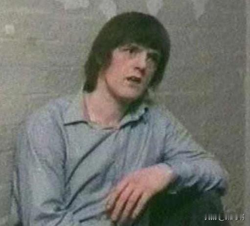 英国为罗伯特·莫兹利建造了一间特殊的玻璃牢房，他因在狱中杀害恋童癖者而被判刑。他