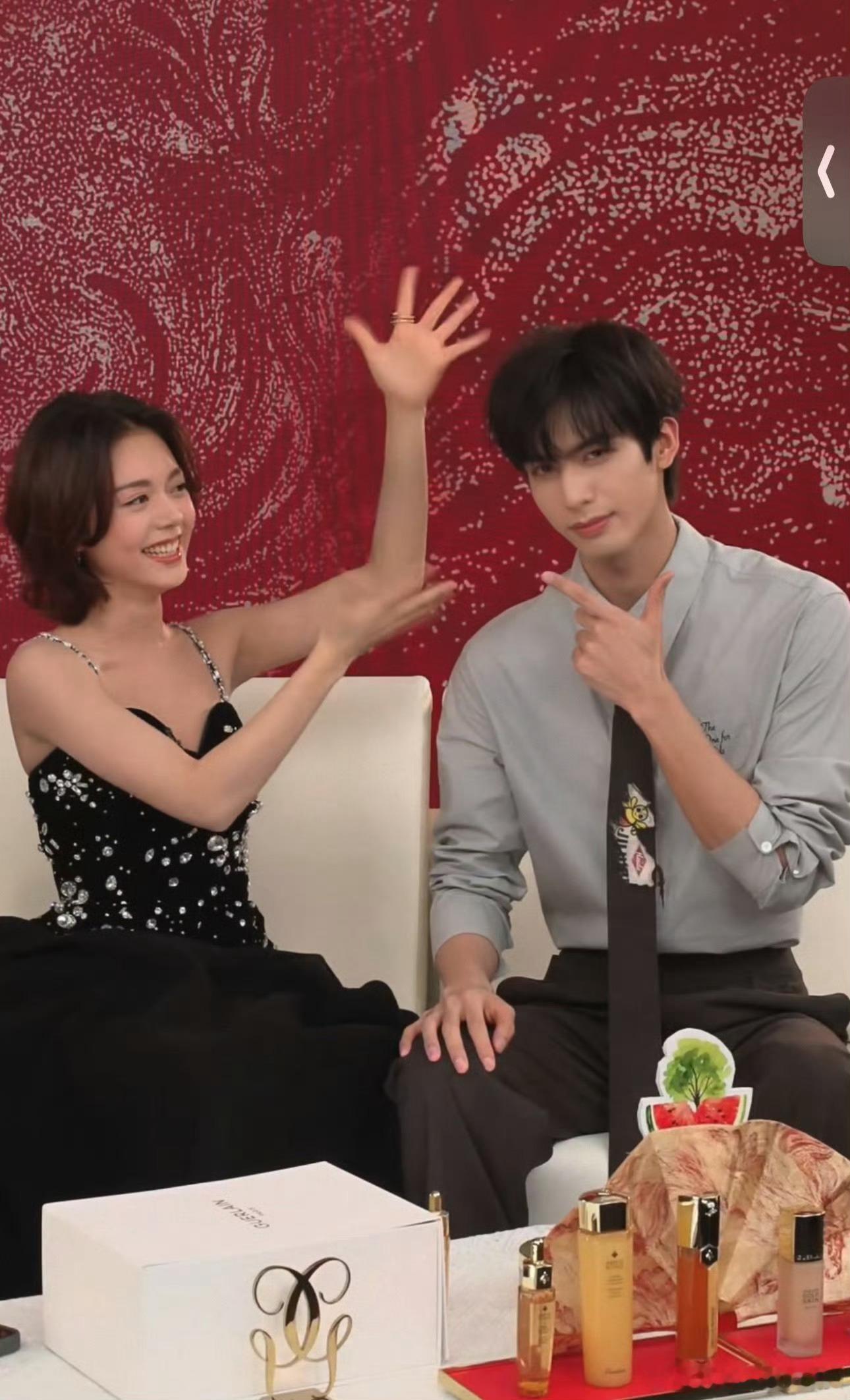 宋威龙赵今麦互宠这一块娇兰活动牵手护裙摆，庆功宴落泪递纸巾，戏里戏外的温柔全是