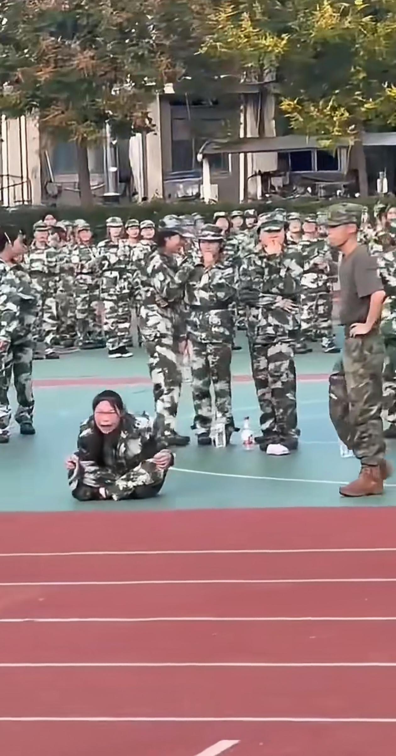 该淘汰的不应该是军训，而是适应不了军训的孩子！学校军训，这个孩子崩落坐在地上