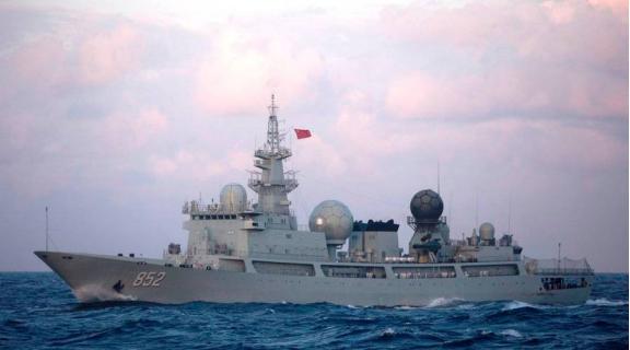 中国815电子侦察船，为什么各国不能攻击它，更准确说是不敢攻击它，这船看起来没什