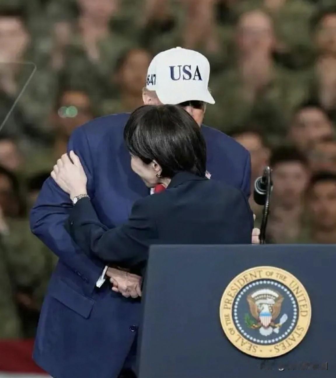 有点辣眼睛，特朗普与高市早苗到底是唱的哪一出？今天上午特朗普离开日本，前往