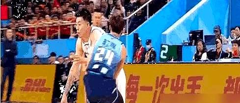 张镇麟这球扣得真狠！上海队客场打宁波，张镇麟顶着俩人防守，直接双手隔扣！