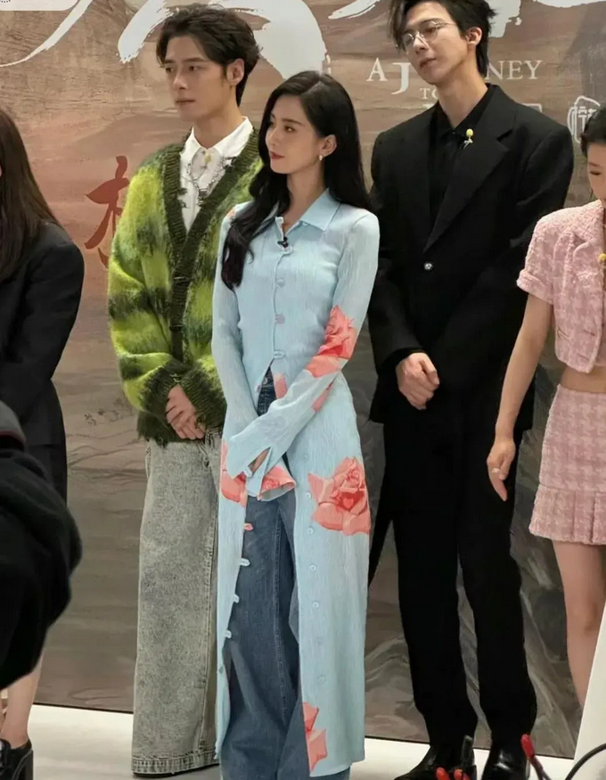 事实证明，男人再高的颜值，再高的个头，仪态不行，也是白搭！一眼看上去，刘宇宁这