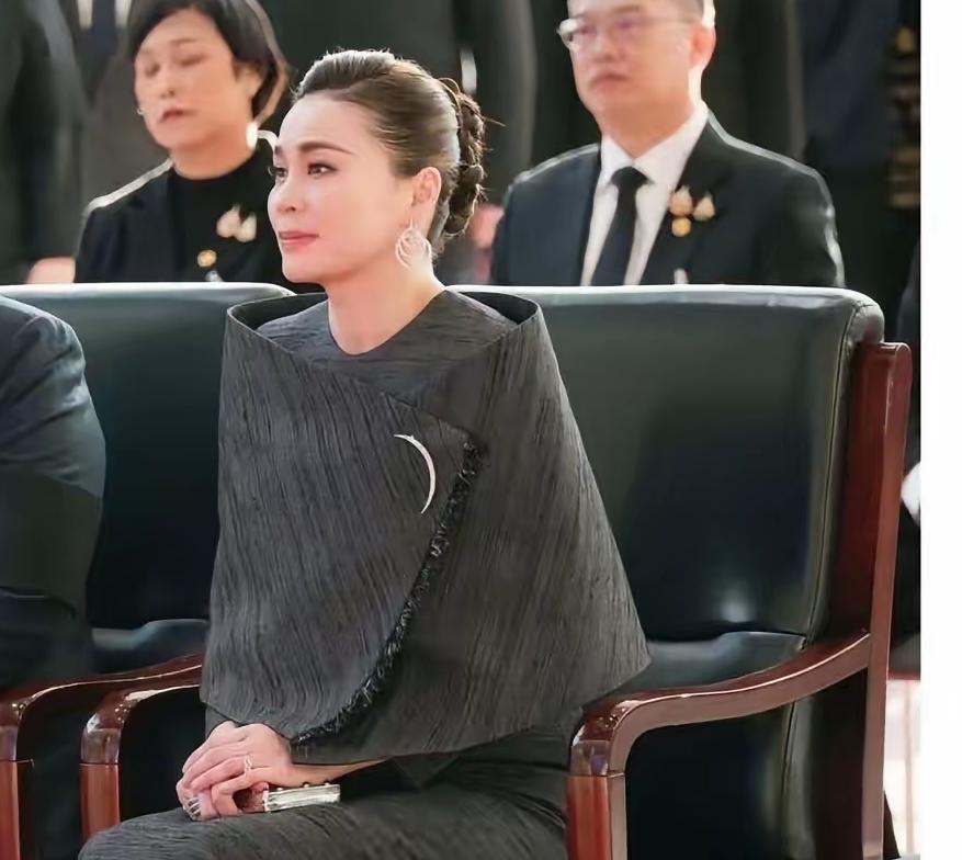 可惜了！这位泰国王后，要是有个孩子就完美了！相差26岁，她还是义无反顾与泰王在