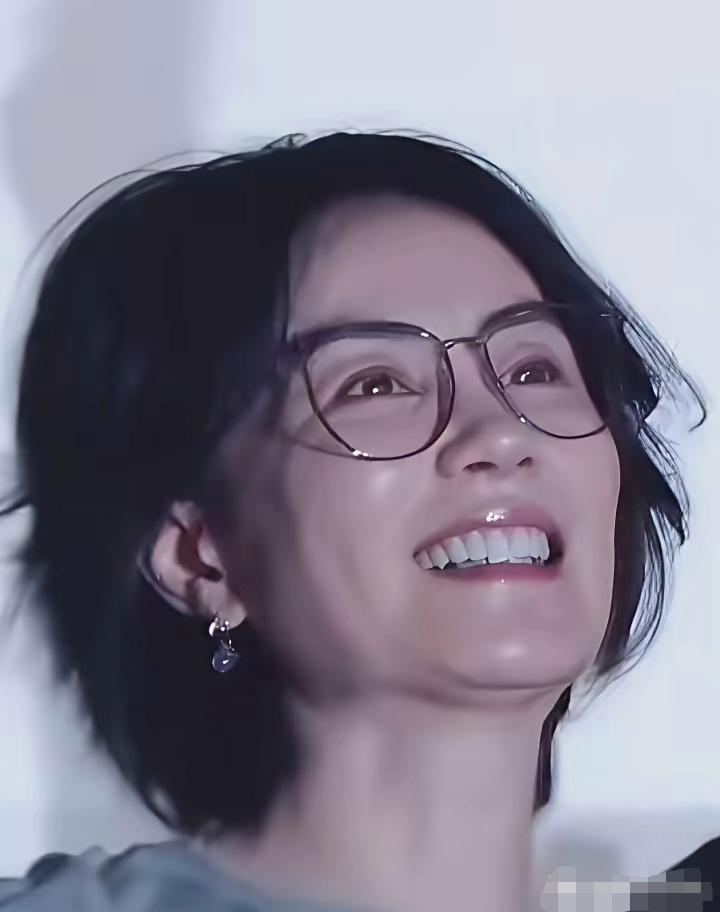 57岁的王菲现身那英演唱会，为好友助阵，两人跨越近三十年的神仙友谊成为全场焦点。