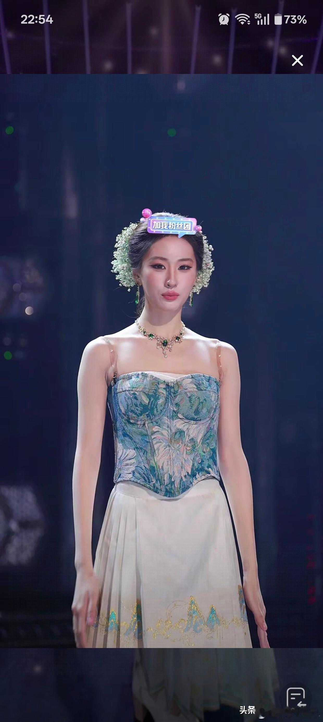 刘亦菲参加女团直播了？最近在抖音上刷直播，突然看到一个长得像刘亦菲的人，而且不光