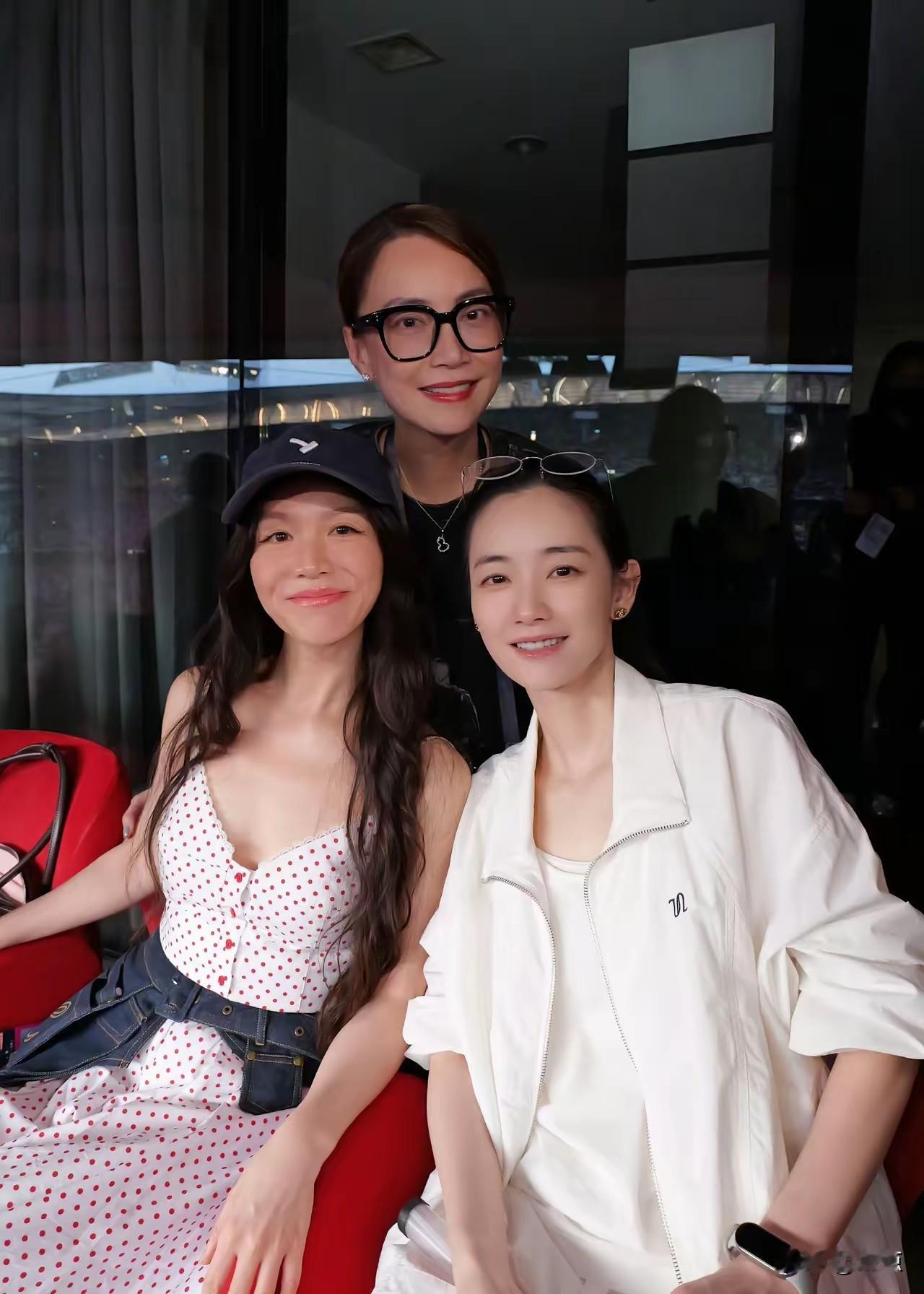 谢霆锋演唱会现场星光云集堪称圈内大型社交名场面，女友王菲亲临助阵，吴京谢楠、乔杉