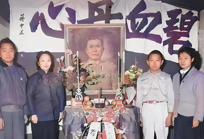 1949年，张庙堂村附近的农田中，邱清泉阵亡后的照片镜头下的他仰面朝天，身上的弹
