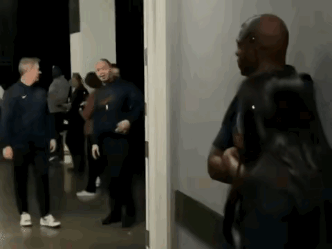 保罗性格有缺陷呀每次和人怼完然后想要和好和哈登那次也一样。这种性格的人在职