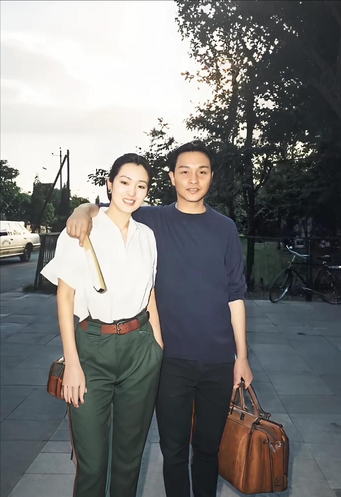 一张巩俐和张国荣一起拍的经典老照片！这个时候的巩俐真的太漂亮了，个子那么高，只比
